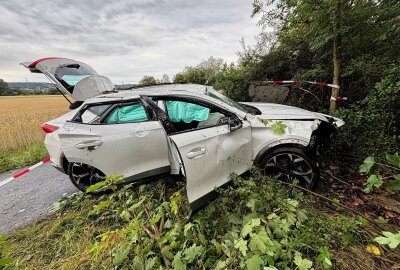 Schwerer Unfall auf B6: PKW prallt gegen Baum und überschlägt sich - Am Dienstagabend kam es auf der B6 bei Klipphausen zu einem Verkehrsunfall mit drei Verletzten. Foto: Roland Halkasch