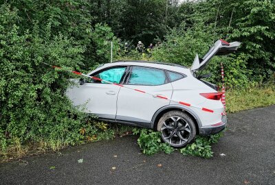 Schwerer Unfall auf B6: PKW prallt gegen Baum und überschlägt sich - Am Dienstagabend kam es auf der B6 bei Klipphausen zu einem Verkehrsunfall mit drei Verletzten. Foto: Roland Halkasch