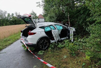 Schwerer Unfall auf B6: PKW prallt gegen Baum und überschlägt sich - Am Dienstagabend kam es auf der B6 bei Klipphausen zu einem Verkehrsunfall mit drei Verletzten. Foto: Roland Halkasch