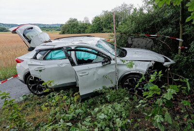 Schwerer Unfall auf B6: PKW prallt gegen Baum und überschlägt sich - Am Dienstagabend kam es auf der B6 bei Klipphausen zu einem Verkehrsunfall mit drei Verletzten. Foto: Roland Halkasch