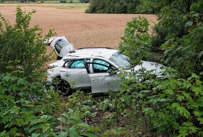 Schwerer Unfall auf B6: PKW prallt gegen Baum und überschlägt sich - Am Dienstagabend kam es auf der B6 bei Klipphausen zu einem Verkehrsunfall mit drei Verletzten. Foto: Roland Halkasch