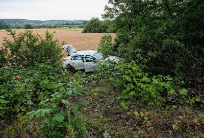 Schwerer Unfall auf B6: PKW prallt gegen Baum und überschlägt sich - Am Dienstagabend kam es auf der B6 bei Klipphausen zu einem Verkehrsunfall mit drei Verletzten. Foto: Roland Halkasch