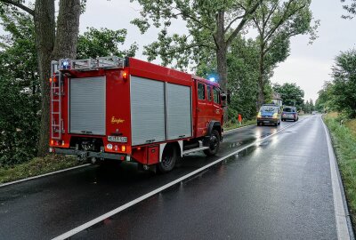 Schwerer Unfall auf B6: PKW prallt gegen Baum und überschlägt sich - Am Dienstagabend kam es auf der B6 bei Klipphausen zu einem Verkehrsunfall mit drei Verletzten. Foto: Roland Halkasch