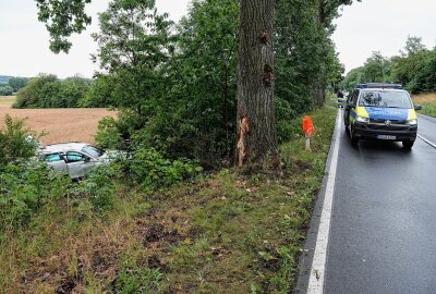 Schwerer Unfall auf B6: PKW prallt gegen Baum und überschlägt sich - Am Dienstagabend kam es auf der B6 bei Klipphausen zu einem Verkehrsunfall mit drei Verletzten. Foto: Roland Halkasch