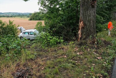 Schwerer Unfall auf B6: PKW prallt gegen Baum und überschlägt sich - Am Dienstagabend kam es auf der B6 bei Klipphausen zu einem Verkehrsunfall mit drei Verletzten. Foto: Roland Halkasch