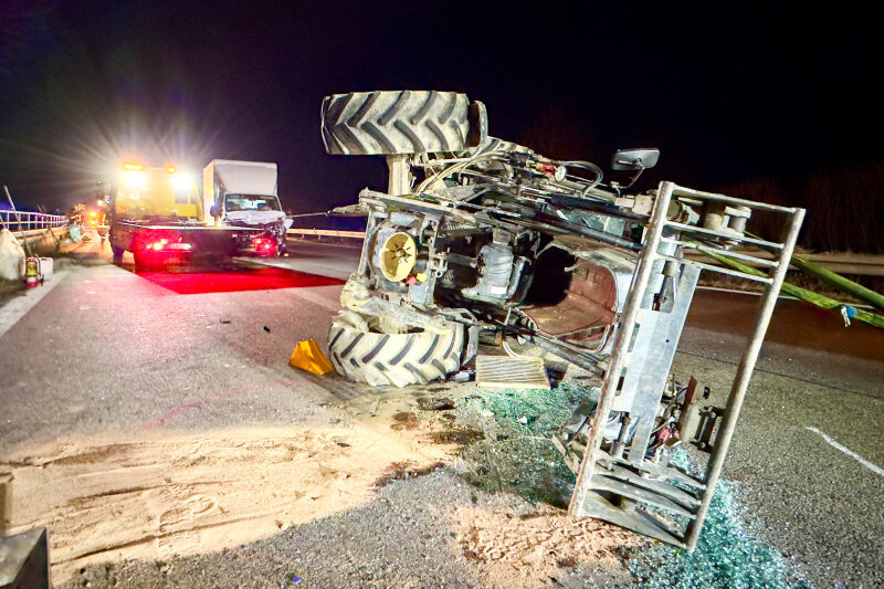 Schwerer Unfall Auf B93/B175 Bei Zwickau: Transporter Kracht Auf Traktor