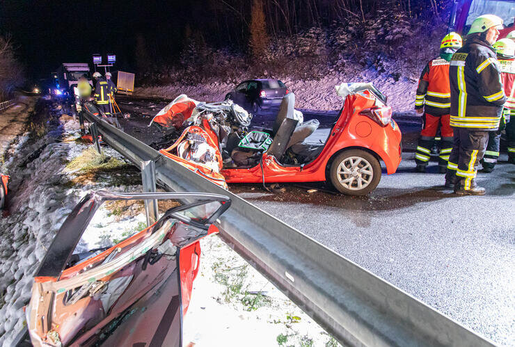 Schwerer Unfall auf Bundesstraße: Hyundai-Fahrer eingeklemmt - Am Donnerstagnachmittag gegen 16:30 Uhr ereignete sich auf der B174 bei Marienberg, ein schwerer Verkehrsunfall.