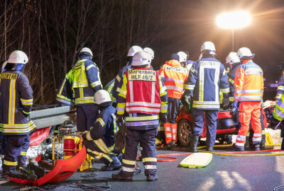 Schwerer Unfall auf Bundesstraße im Erzgebirge: Hyundai-Fahrer eingeklemmt - Am Donnerstagnachmittag gegen 16:30 Uhr ereignete sich auf der B174 bei Marienberg, ein schwerer Verkehrsunfall.