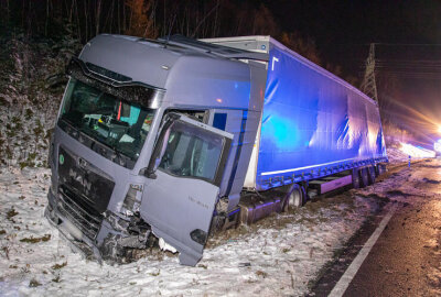 Schwerer Unfall auf Bundesstraße im Erzgebirge: Hyundai-Fahrer eingeklemmt - Aus bisher ungeklärter Ursache kollidierten ein in Richtung Tschechien fahrender MAN-Sattelzug und ein entgegenkommender Hyundai auf gerader Strecke.