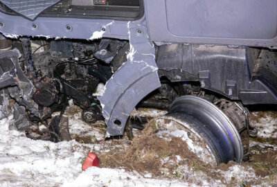 Schwerer Unfall auf Bundesstraße im Erzgebirge: Hyundai-Fahrer eingeklemmt - Aus bisher ungeklärter Ursache kollidierten ein in Richtung Tschechien fahrender MAN-Sattelzug und ein entgegenkommender Hyundai auf gerader Strecke.