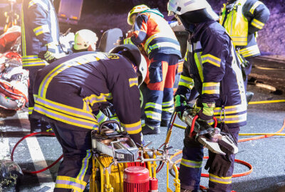 Schwerer Unfall auf Bundesstraße im Erzgebirge: Hyundai-Fahrer eingeklemmt - Aus bisher ungeklärter Ursache kollidierten ein in Richtung Tschechien fahrender MAN-Sattelzug und ein entgegenkommender Hyundai auf gerader Strecke.