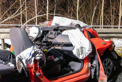 Schwerer Unfall auf Bundesstraße im Erzgebirge: Hyundai-Fahrer eingeklemmt - Für die Befreiung des Hyundai-Fahrers war eine aufwendige technische Rettung erforderlich.