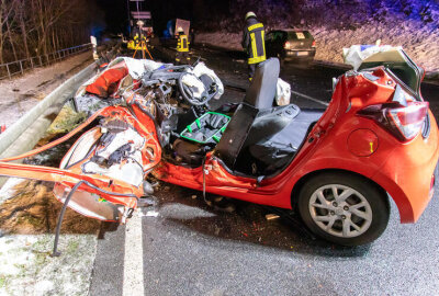 Schwerer Unfall auf Bundesstraße im Erzgebirge: Hyundai-Fahrer eingeklemmt - Für die Befreiung des Hyundai-Fahrers war eine aufwendige technische Rettung erforderlich.