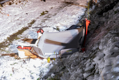 Schwerer Unfall auf Bundesstraße im Erzgebirge: Hyundai-Fahrer eingeklemmt - Nach etwa 40 Minuten war der Fahrer befreit und wurde nach einer medizinischen Erstversorgung vor Ort mit einem Rettungswagen in eine Klinik gebracht.