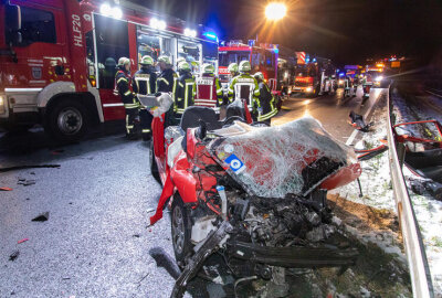 Schwerer Unfall auf Bundesstraße im Erzgebirge: Hyundai-Fahrer eingeklemmt - Nach etwa 40 Minuten war der Fahrer befreit und wurde nach einer medizinischen Erstversorgung vor Ort mit einem Rettungswagen in eine Klinik gebracht.