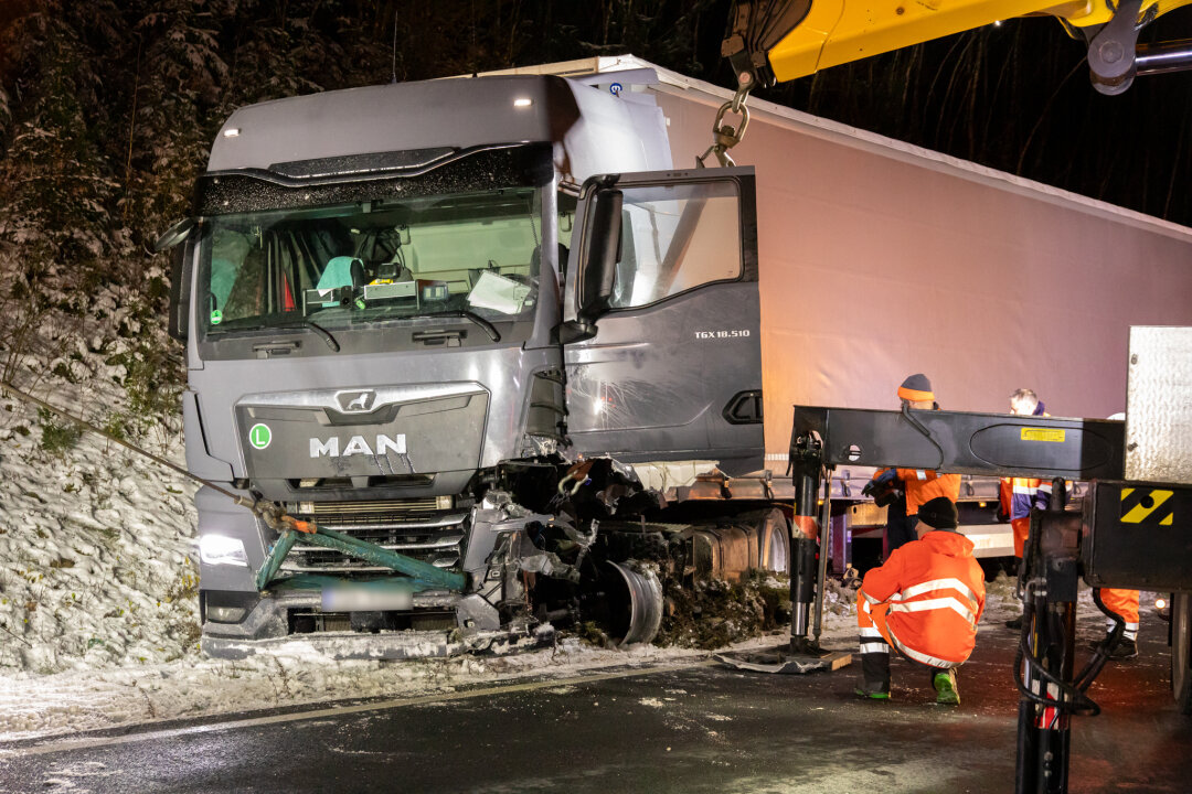 Schwerer Unfall auf Bundesstraße im Erzgebirge: Hyundai-Fahrer eingeklemmt - Nach dem schweren Verkehrsunfall mit einem PKW und einem LKW liefen am Donnerstagabend die Bergungsarbeiten.