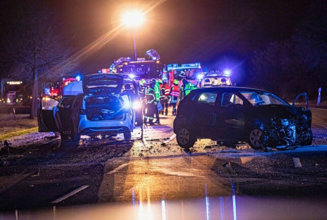 Schwerer Unfall Auf Bundesstraße Im Vogtland: Drei Schwerverletzte