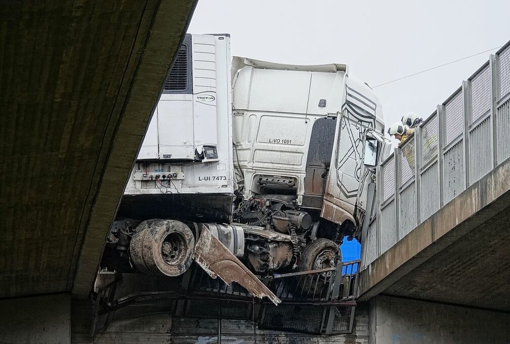 Schwerer Unfall Auf Der A17: LKW Schleudert In Mittelleitplanke