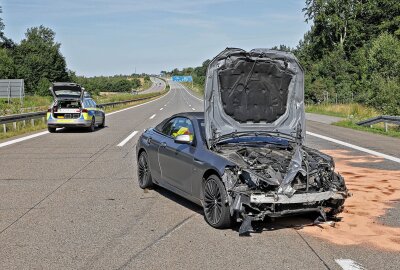 Schwerer Unfall auf der A4 bei Hohenstein-Ernstthal: BMW-Reifenplatzer führt zu Crash - Auf der A4 kam es zu einem schweren Unfall. Foto: Andreas Kretschel