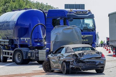 Schwerer Unfall auf der A4 bei Hohenstein-Ernstthal: BMW-Reifenplatzer führt zu Crash - Auf der A4 kam es zu einem schweren Unfall. Foto: Andreas Kretschel