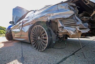 Schwerer Unfall auf der A4 bei Hohenstein-Ernstthal: BMW-Reifenplatzer führt zu Crash - Auf der A4 kam es zu einem schweren Unfall. Foto: Andreas Kretschel