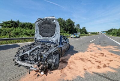 Schwerer Unfall auf der A4 bei Hohenstein-Ernstthal: BMW-Reifenplatzer führt zu Crash - Auf der A4 kam es zu einem schweren Unfall. Foto: Andreas Kretschel