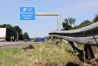 Schwerer Unfall auf der A4 bei Hohenstein-Ernstthal: BMW-Reifenplatzer führt zu Crash - Auf der A4 kam es zu einem schweren Unfall. Foto: Andreas Kretschel