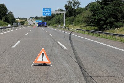 Schwerer Unfall auf der A4 bei Hohenstein-Ernstthal: BMW-Reifenplatzer führt zu Crash - Auf der A4 kam es zu einem schweren Unfall. Foto: Andreas Kretschel