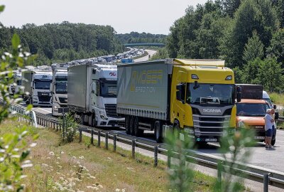 Schwerer Unfall auf der A4 bei Hohenstein-Ernstthal: BMW-Reifenplatzer führt zu Crash - Auf der A4 kam es zu einem schweren Unfall. Foto: Andreas Kretschel