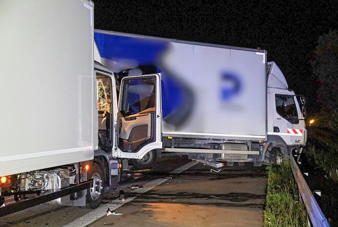 Schwerer Unfall auf der A4: LKW kollidiert mit Verkehrsleitanhänger - Unfall auf der A4: LKW prallt auf Verkehrsleitanhänger einer Nachtbaustelle. Foto: Erik Hofmann