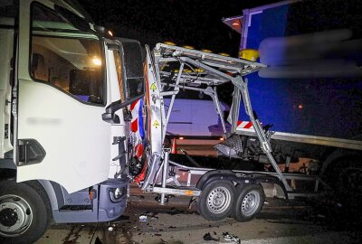 Schwerer Unfall auf der A4: LKW kollidiert mit Verkehrsleitanhänger - Unfall auf der A4: LKW prallt auf Verkehrsleitanhänger einer Nachtbaustelle. Foto: Erik Hofmann