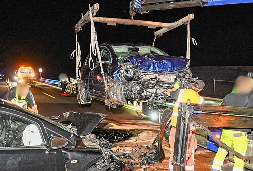 Schwerer Unfall auf der A72: Zwei Fahrzeuge kollidieren frontal - Die Autobahn A72 blieb nach dem schweren Unfall zwischen Zwenkau und Kreuz Leipzig-Süd mehr als zwei Stunden gesperrt. Foto: EHL Media