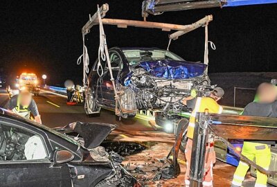 Schwerer Unfall auf der A72: Zwei Fahrzeuge kollidieren frontal - Die Autobahn A72 blieb nach dem schweren Unfall zwischen Zwenkau und Kreuz Leipzig-Süd mehr als zwei Stunden gesperrt. Foto: EHL Media