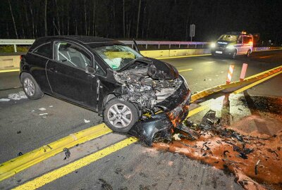 Schwerer Unfall auf der A72: Zwei Fahrzeuge kollidieren frontal - Schwer beschädigte Fahrzeuge nach dem Frontalzusammenstoß im Baustellenbereich der A72. Foto: EHL Media