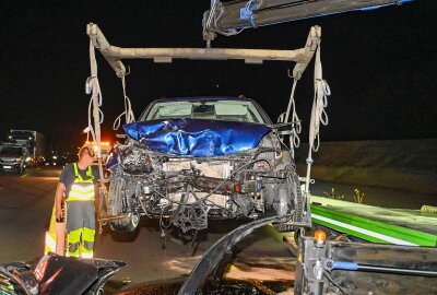 Schwerer Unfall auf der A72: Zwei Fahrzeuge kollidieren frontal - Die Autobahn A72 blieb nach dem schweren Unfall zwischen Zwenkau und Kreuz Leipzig-Süd mehr als zwei Stunden gesperrt. Foto: EHL Media