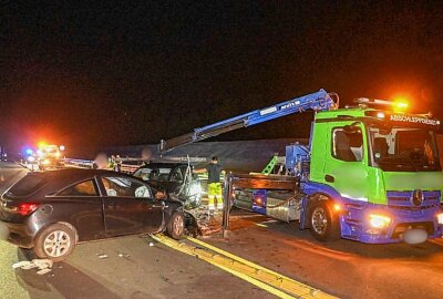 Schwerer Unfall auf der A72: Zwei Fahrzeuge kollidieren frontal - Die Autobahn A72 blieb nach dem schweren Unfall zwischen Zwenkau und Kreuz Leipzig-Süd mehr als zwei Stunden gesperrt. Foto: EHL Media