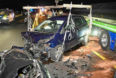 Schwerer Unfall auf der A72: Zwei Fahrzeuge kollidieren frontal - Schwer beschädigte Fahrzeuge nach dem Frontalzusammenstoß im Baustellenbereich der A72. Foto: EHL Media