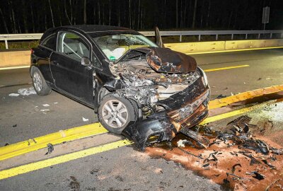 Schwerer Unfall auf der A72: Zwei Fahrzeuge kollidieren frontal - Schwer beschädigte Fahrzeuge nach dem Frontalzusammenstoß im Baustellenbereich der A72. Foto: EHL Media