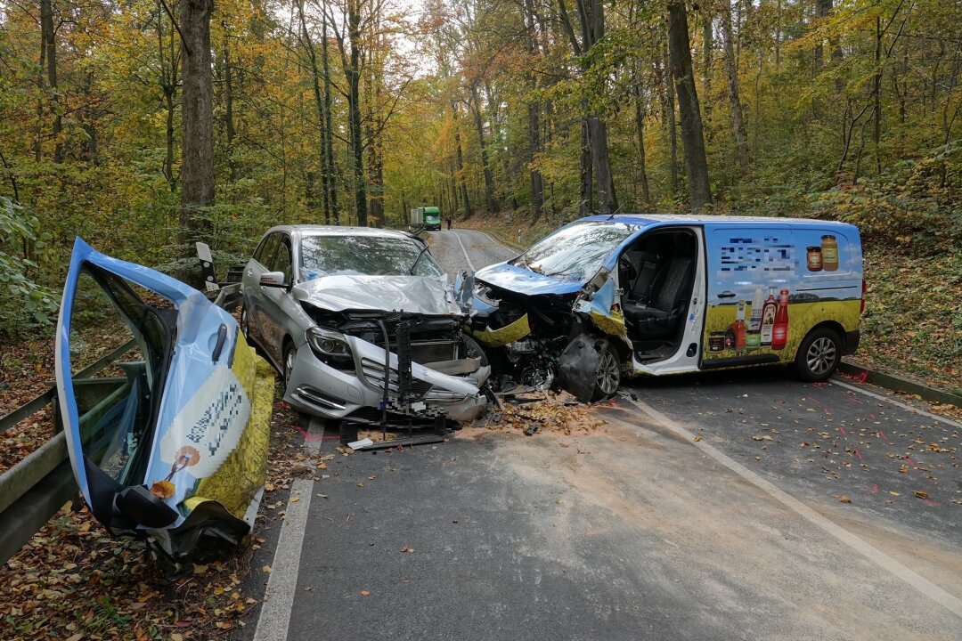 Schwerer Unfall auf S194: Mehrere Personen bei Kollision verletzt - Es wurden mehrere Personen verletzt. Foto: Roland Halkasch