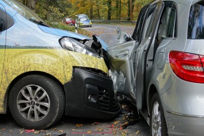 Schwerer Unfall auf S194: Mehrere Personen bei Kollision verletzt - Es wurden mehrere Personen verletzt. Foto: Roland Halkasch