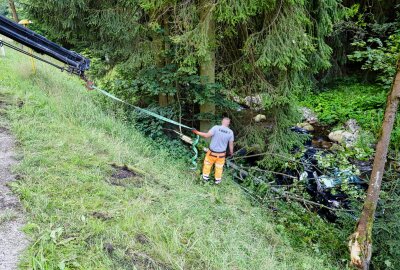 Schwerer Unfall bei Erlabrunn: PKW kollidiert mit Bäumen und landet im Schwarzwasser - Eine Frau musste aus ihrem PKW befreit werden. Foto: Niko Mutschmann