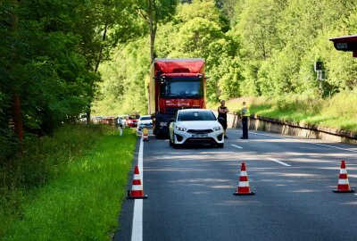 Schwerer Unfall bei Erlabrunn: PKW kollidiert mit Bäumen und landet im Schwarzwasser - Eine Frau musste aus ihrem PKW befreit werden. Foto: Niko Mutschmann