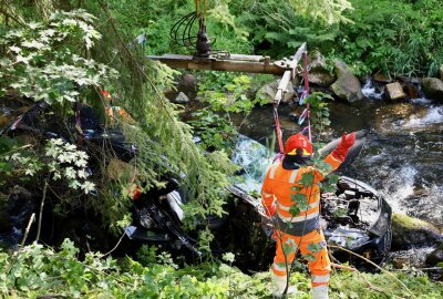 Schwerer Unfall bei Erlabrunn: PKW kollidiert mit Bäumen und landet im Schwarzwasser - Eine Frau musste aus ihrem PKW befreit werden. Foto: Niko Mutschmann