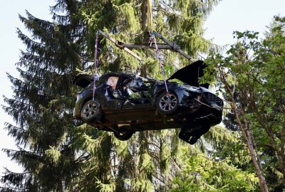 Schwerer Unfall bei Erlabrunn: PKW kollidiert mit Bäumen und landet im Schwarzwasser - Eine Frau musste aus ihrem PKW befreit werden. Foto: Niko Mutschmann