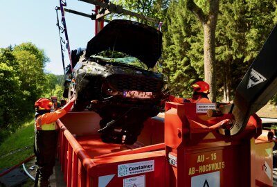 Schwerer Unfall bei Erlabrunn: PKW kollidiert mit Bäumen und landet im Schwarzwasser - Eine Frau musste aus ihrem PKW befreit werden. Foto: Niko Mutschmann