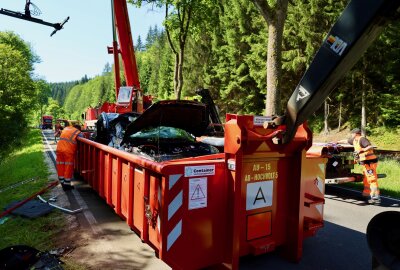 Schwerer Unfall bei Erlabrunn: PKW kollidiert mit Bäumen und landet im Schwarzwasser - Eine Frau musste aus ihrem PKW befreit werden. Foto: Niko Mutschmann