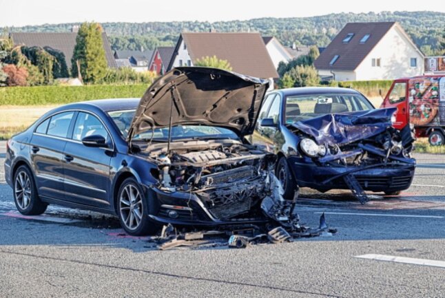 Schwerer Unfall: Frontalzusammenstoß Zweier PKW In Chemnitz | Blick ...