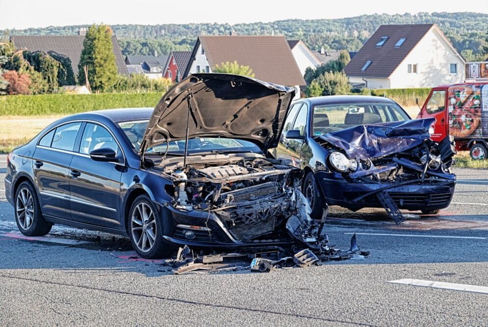 Schwerer Unfall: Frontalzusammenstoß Zweier PKW In Chemnitz