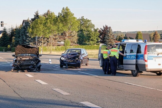 Schwerer Unfall: Frontalzusammenstoß Zweier PKW In Chemnitz | Blick ...