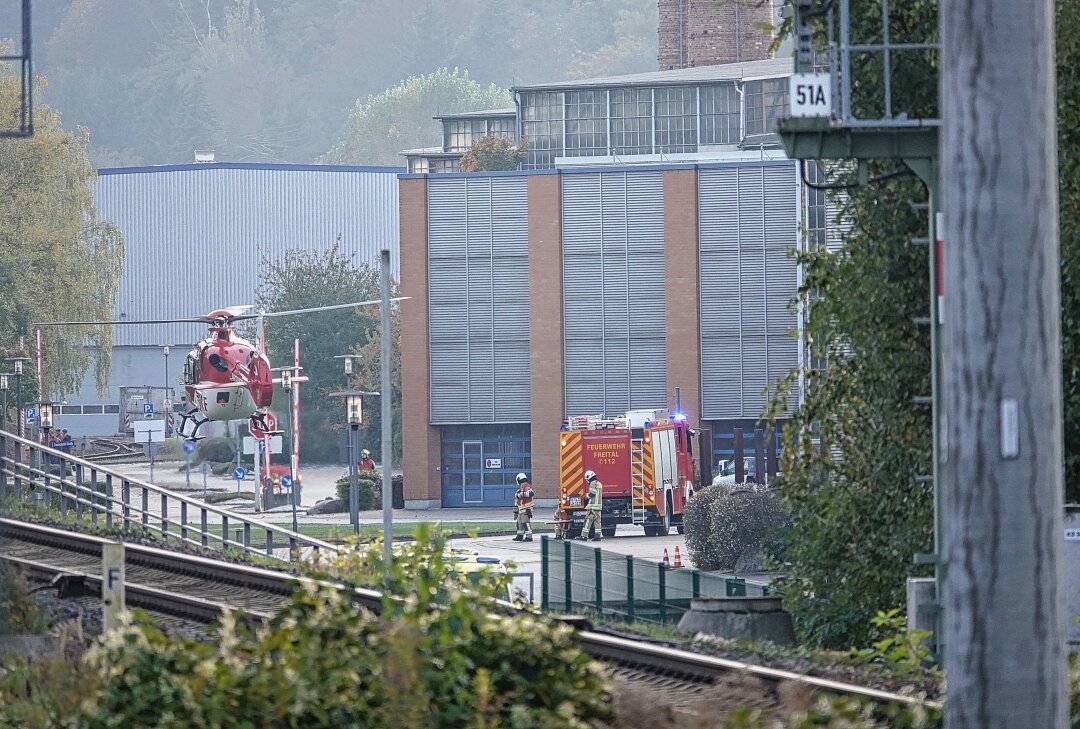 Schwerer Unfall im Edelstahlwerk Freital: Verpuffung verursacht 10 Verletzte - Am Freitagnachmittag kam es gegen 15.30 Uhr zu einem Arbeitsunfall im Edelstahlwerk Freital. Foto: Roland Halkasch